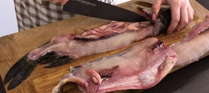 1. Этап. Вкуснейшие котлеты из щуки: 2. Косточки с филе аккуратно срежьте острым ножом. Срежьте филе со шкуры. Хлеб замочите в молоке. Филе и кусочек сливочного масло отправьте в мясорубку. Чередуйте филе с маслом, пока ингредиенты не закончатся.