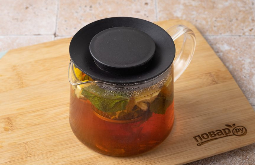 1. Этап. Черный чай с мятой: Накройте чайник крышкой и оставьте на 5-10 минут завариваться.