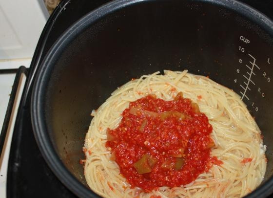 1. Этап. Макароны с лечо: 4. Готовлю, не закрывая крышку, 8-10 минут (зависит от сорта макаронных изделий), затем в чашу добавляю 4 столовые ложки лечо, по вкусу добавляю соль и перец молотый, перемешиваю и прогреваю еще 2-3 минуты.