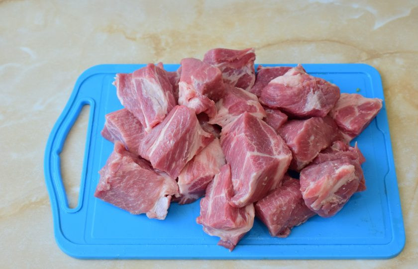 1. Этап. Шашлык в шампанском: Свинину нарежьте на порционные кусочки.