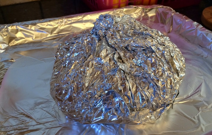 1. Этап. Осьминоги в вине: Теперь очень плотно заворачиваем осьминога в фольгу. Главное, чтобы она не протекала, ведь мясо должно готовиться в собственном соку.