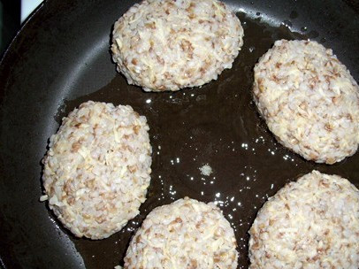 1. Этап. Котлеты из гречки: В сковороду наливаем растительное масло и ставим ее на огонь, выкладываем котлеты в разогретое масло и обжариваем их до румяной корочки с обеих сторон. Сначала жарим на большом огне, чтобы схватилась корочка, а затем огонь уменьшаем и продолжаем жарить котлеты под крышкой.