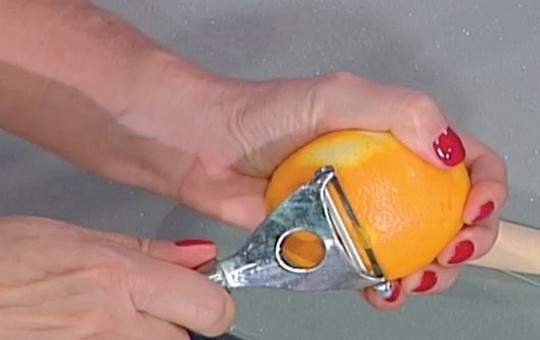 1. Этап. Манная запеканка: Апельсин вымойте и обсушите, снимите с него цедру полосками, только не заденьте белый слой.