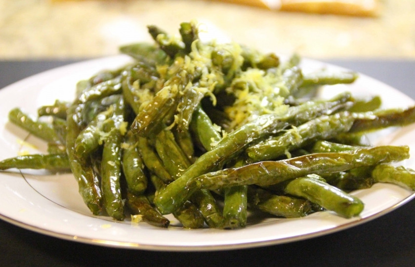 1. Этап. Запеченная стручковая фасоль: Запечённая стручковая фасоль подаётся с лимонной цедрой. Но вы так же можете немного полить её лимонным соком.