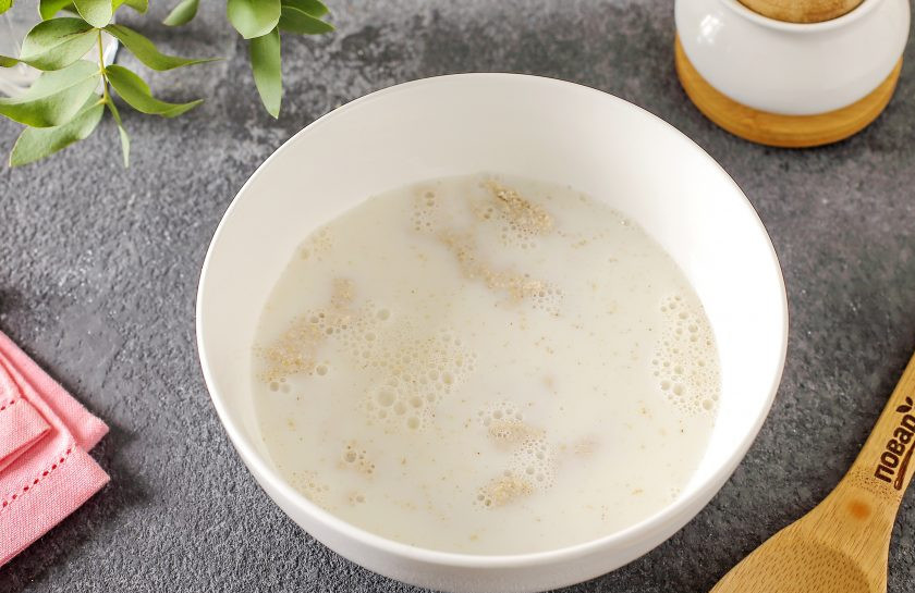 1. Этап. Блины из овсянки без муки: Добавьте молоко.