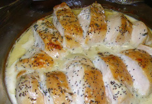 1. Этап. Курица в сырном соусе: 7. Соус посолить (очень аккуратно, если сыр соленый) и поперчить по вкусу. Обжаренную курочку нарезать порционными кусочками и выложить в форму для запекания. Залить соусом и отправить в разогретую духовку на 7-10 минут.