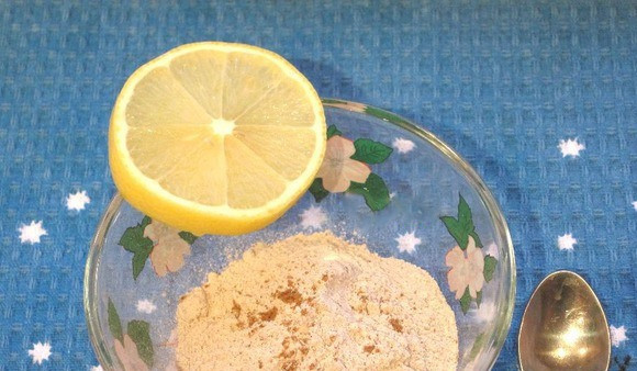 1. Этап. Рождественское печенье со специями: Пока печенье выпекается, сделайте для него глазурь. Для этого смешайте сахарную пудру с лимонным соком и мускатным орехом. Готовое печенье достаньте из духовки, остудите и смажьте глазурью.