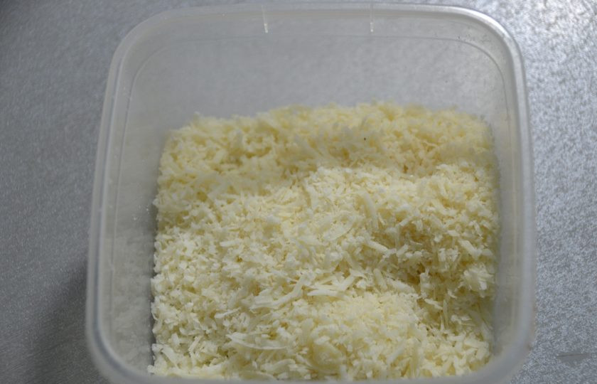 1. Этап. Пицца Примавера: Пармезан натрите на мелкой терке.