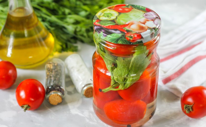 1. Этап. Помидоры маринованные с растительным маслом: Подавайте к столу в зимнее время к гарнирам, мясу, курице.