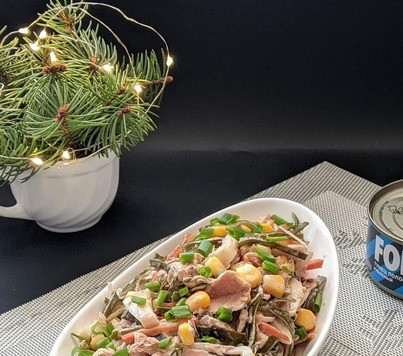 1. Этап. Салат Дары Посейдона: Аккуратно перемешиваем салат, чтобы не превратить тунец в 