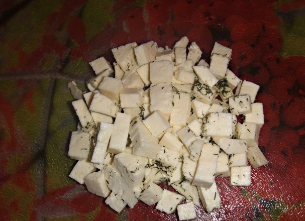 1. Этап. Замороженная цветная капуста в мультиварке: Сыр адыгейский или брынзу тоже кубиками режем.