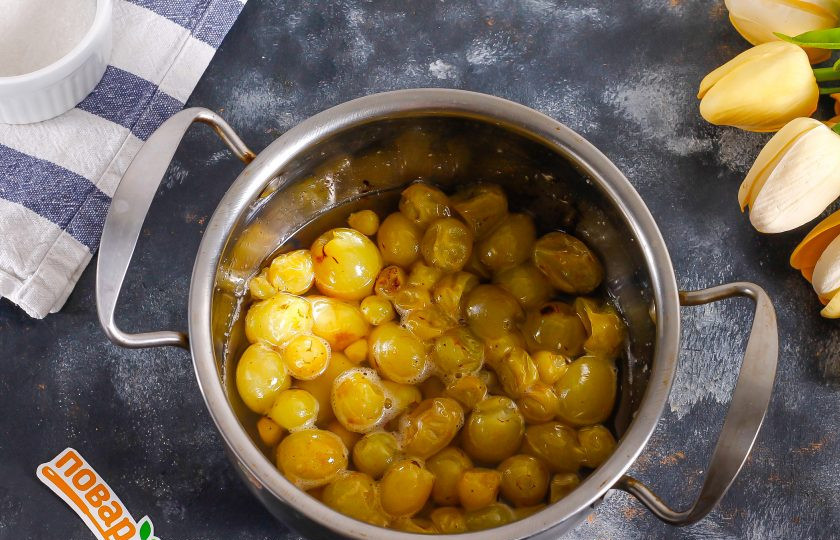 1. Этап. Варенье из незрелого винограда: Затем снова прогрейте до кипения и простерилизуйте банки и крышки. Можно просто ошпарить их кипятком.