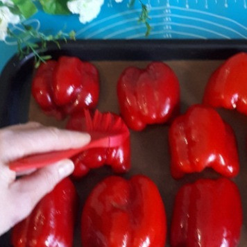 1. Этап. ЗакускаЗапеченные перцы: Перцы смазать растительным маслом и запечь в духовке при t=200 гр. примерно 20-30 минут, время зависит от вашей духовки, а также смотрите по готовности перцев,