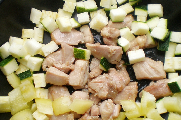 1. Этап. Тори тяхан с курицей: 2. Филе моем и нарезаем небольшим кубиком, цукини и перец моем и также нарезаем небольшими кусочками. Сковороду ставим на огонь, наливаем в неё подсолнечное масло. Обжариваем сперва курицу, а затем кладем к ней овощи. Обжариваем все около 10 минут на слабом огне.