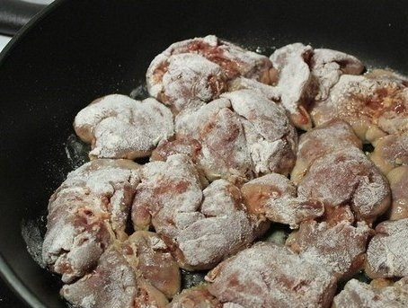 1. Этап. Куриная печень с луком: 2. Муку высыпаем на тарелку, обваливаем в ней кусочки печени. Сковороду ставим на огонь, добавляем на неё подсолнечное масло и выкладываем кусочки, обжариваем около 3 минут с каждой стороны до появления корочки, солим и перчим.