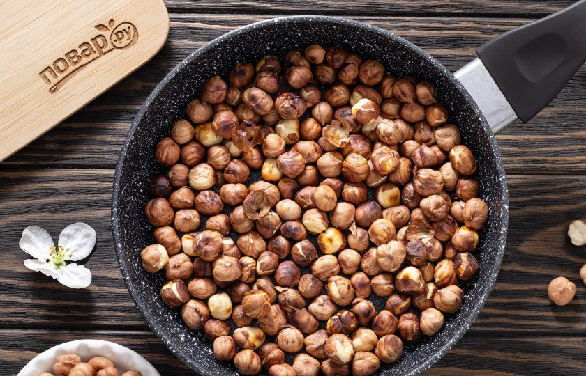 1. Этап. Пралине: Фундук обжарьте в сухой сковороде до румяного золотистого цвета.