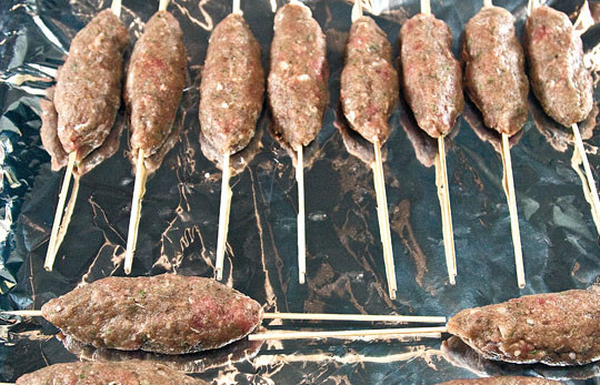 1. Этап. Люля-кебаб из фарша: Духовку предварительно разогреваем до 200 градусов. На противень, покрытый фольгой выкладываем наши полуфабрикаты и ставим в духовку минут на 40, время от времени переворачивая, чтобы подрумянились со всех сторон.