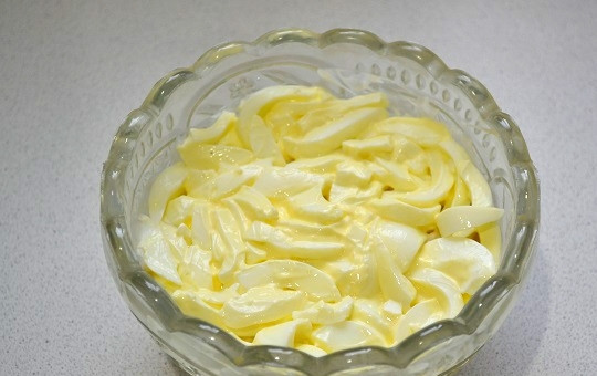 1. Этап. Салат Нежность с кальмарами: 7. Отделите белки и нарежьте соломкой, перемешайте с майонезом и выложите следующим слоем.