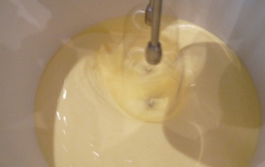 1. Этап. Пирог из майонеза и сметаны: Взбейте яйца с сахаром до кремообразной массы светлого цвета.