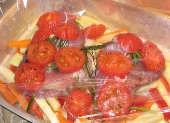 1. Этап. Баранина с овощами в рукаве: Затем мясо с маринадом, и сверху кружочки помидор.