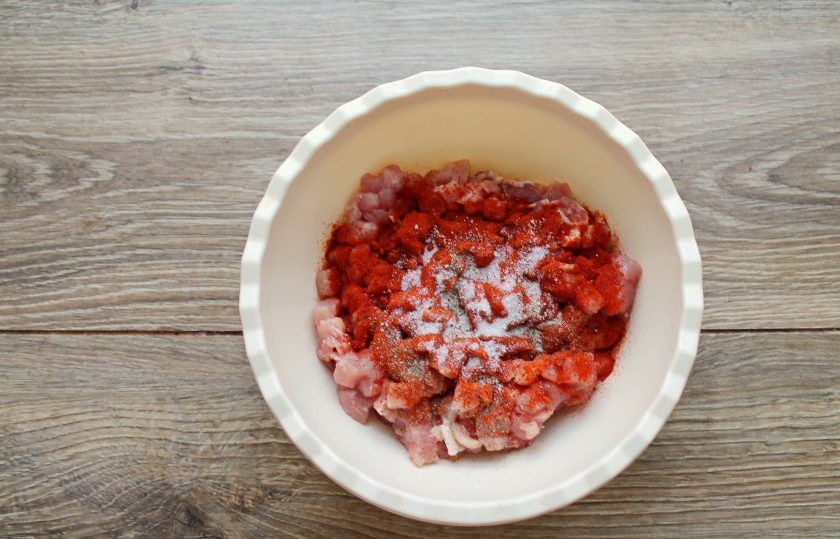 1. Этап. Мясное желе: Добавьте паприку, соль и перец.