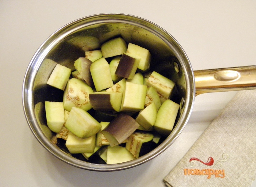 1. Этап. Баклажаны на зиму без стерилизации: 4. Порежьте баклажаны крупными кусочками, сложите их в кастрюлю с двойным дном или в казан.