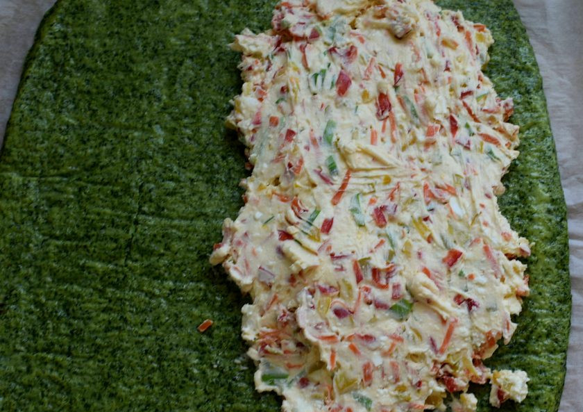 1. Этап. Зеленый рулет на белках: Разверните рулет и намажьте 2/3 его начинкой.