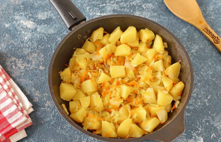 1. Этап. Картофель с редькой: Добавьте картофель и обжарьте все вместе до полуготовности картофеля.