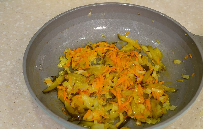 1. Этап. Салат из фасоли с соленым огурцом: Обжарьте с добавлением масла до золотистого цвета лука.