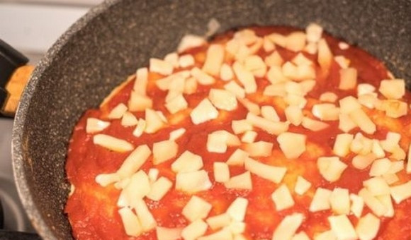 1. Этап. Самая быстрая пицца: 4. После этого поднимите крышку, посыпьте пиццу сыром, молотым черным перцем (по желанию) и обязательно – сушеным орегано или сушеным/свежим базиликом.