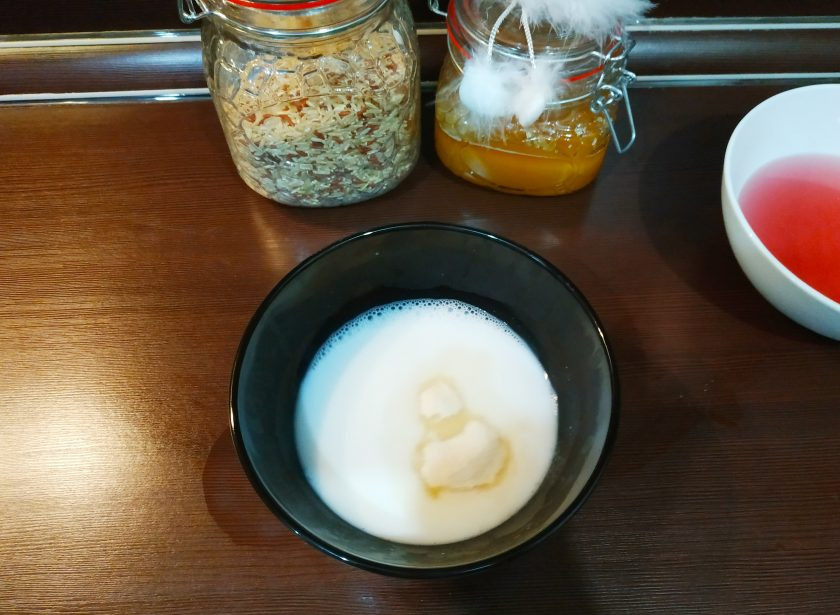 1. Этап. Праздничное желе: Молоко подогрейте, не доводя до кипения. Всыпьте сахар и ванилин, размешайте до полного растворения. Добавьте 1 упаковку желатина и также размешайте, чтобы не осталось ни одного комочка.