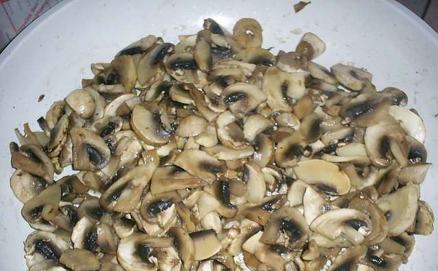 1. Этап. Запеканка из шпината и сыра: Грибы моем, режем пластинками, готовим на сухой сковороде до испарения жидкости.