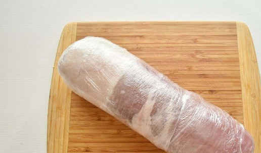 1. Этап. Рулет из свинины с цветной капустой: Аккуратно сворачиваю мясо в плотный рулет и оборачиваю его пищевой пленкой. Оставляю руле отлежаться часок в холодильнике, после чего снимаю с него пленку.