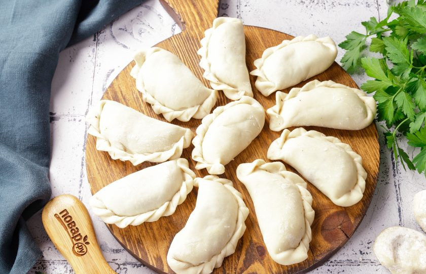 1. Этап. Вареники с грибами: Таким образом приготовьте вареники из остального теста. Для того, чтобы сварить вареники, возьмите достаточно просторную кастрюлю, заполните на 2/3 водой. Слегка подсолите и доведите до кипения. Опустите в кипящую воду вареники, ложкой или шумовкой поднимите их. После всплытия, убавьте немного огонь и варите в течение 3-4 минут.