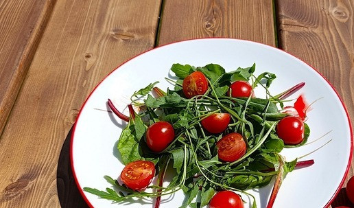 1. Этап. Секретный рецепт жареных кальмаров: Подготовить подгарнировку. Зелень промыть, обсушить, положить на тарелку. Добавить черри, порезанные пополам.