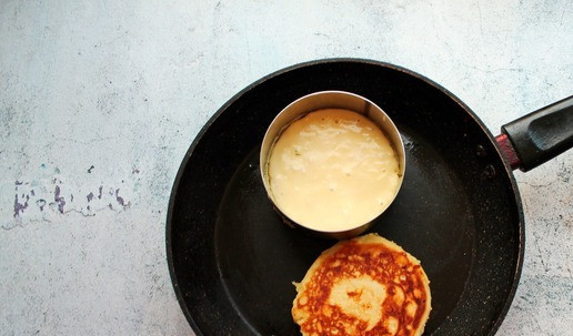 1. Этап. Панкейки с сыром и ветчиной: Смазывайте оставшимся растительным маслом разогретую сковороду и при помощи кольца испеките панкейки. Сложите их стопочкой и подавайте со сметанкой.