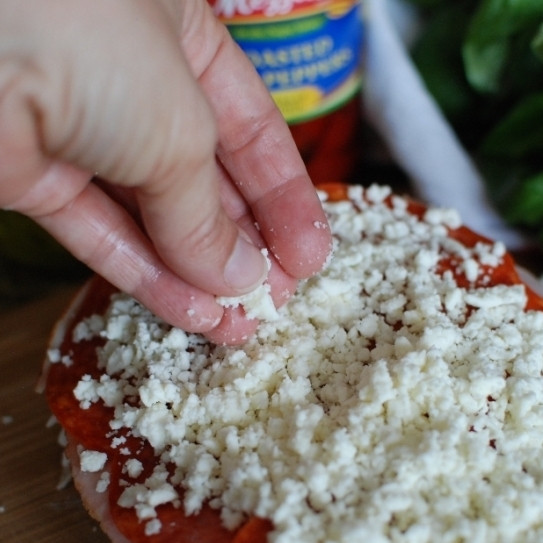 1. Этап. Сэндвич-кирпич: Далее - тертый сыр (у меня фета).