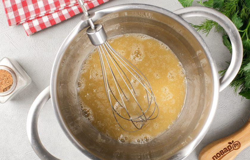 1. Этап. Лепёшки сырные на ряженке: Взбейте яйцо с солью.