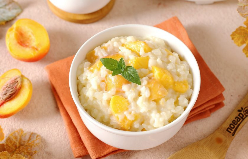 1. Этап. Рисовая каша с персиками: Рисовая каша с персиками готова. Добавьте сливочное масло, перемешайте и подавайте к столу. Приятного аппетита!