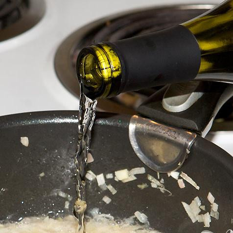 1. Этап. Соус для рыбы из вина, масла и каперсов: Увеличьте огонь и добавьте 3 чашки вина.