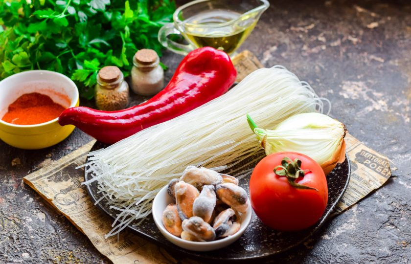 1. Этап. Рисовая лапша с мидиями: Подготовьте ингредиенты. Вскипятите воду и варите рисовую лапшу 4 минуты.