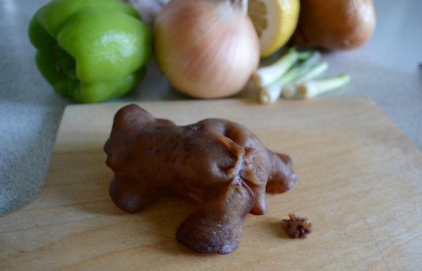 1. Этап. Грибы муэр: Внимательно переберите китайские грибы, удалите жесткие ножки.