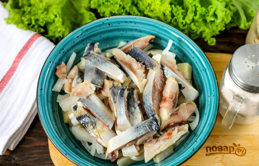 1. Этап. Салат Русская закуска: Выберите косточки из селедки и нарежьте ее мелкими кусочками. Добавьте в емкость к остальным продуктам.