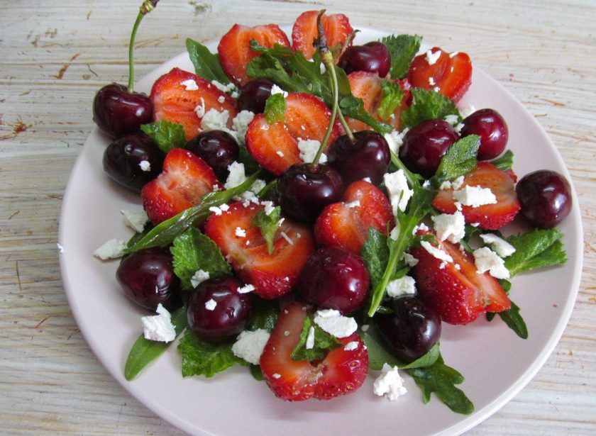 1. Этап. Салат из клубники и черешни: Сыр нарезать маленьким кубиком или раскрошить и посыпать салат.
