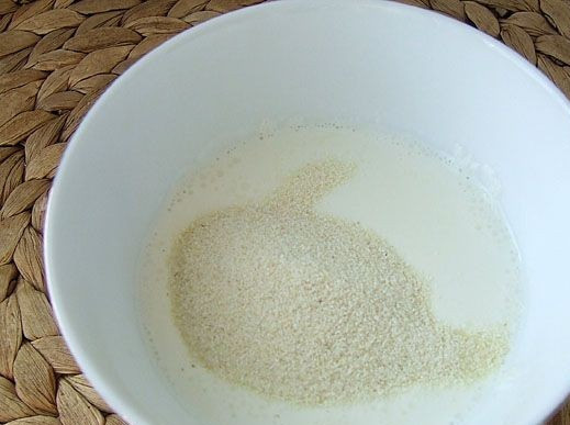 1. Этап. Морковные котлеты на скорую руку: 1. Начать нужно с того, что вылить сливки в небольшую мисочку и всыпать манную крупу. Тщательно перемешать, чтобы не было комочков и оставить на время.