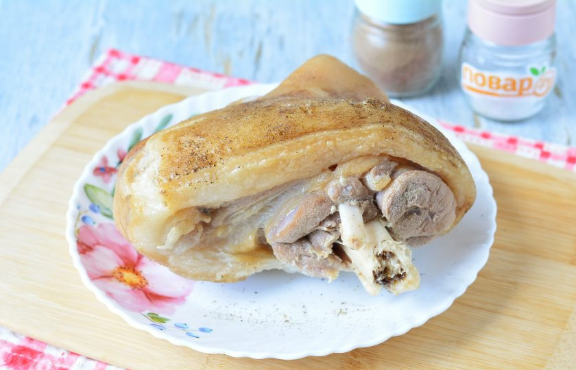 1. Этап. Отварная запеченная рулька в духовке: Достаньте рульку из бульона, поперчите.