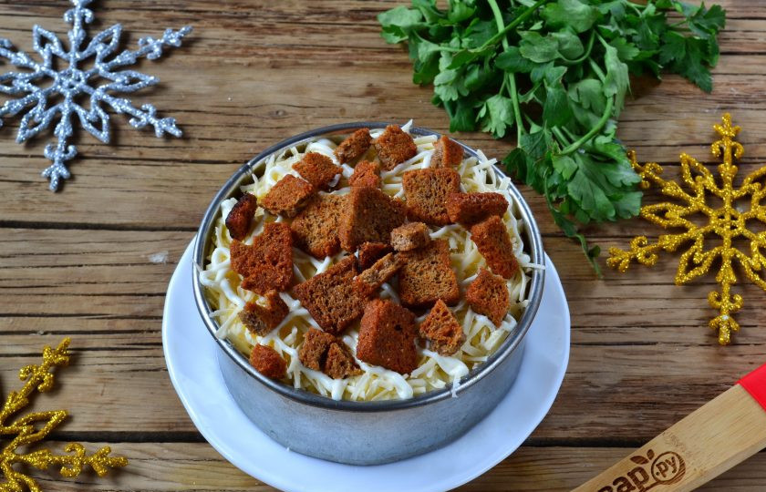 1. Этап. Салат Коррида с крабовыми палочками: Украсьте все сухариками. Вкус сухариков можно выбирать любой, какой вам нравится, у меня со вкусом вяленых томатов.