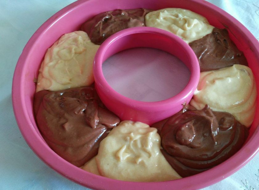 1. Этап. Винный кекс из двух видов шоколада: Выложите всё оставшееся тесто, формируя ещё один слой в шахматном порядке. При большей высоте формы количество слоёв может увеличиться.