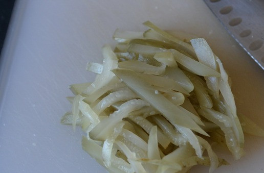 1. Этап. Азу из индейки в сметанном соусе: Бочковые огурцы режем тонкими полосками. Добавляем к индейке, перемешиваем, тушим 10 минут.