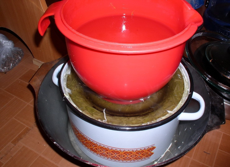 1. Этап. Консервированная пекинская капуста: И устанавливаем сверху небольшой гнет. Маринуем капусту 2-3 дня при комнатной температуре, затем еще 2 недели в прохладном месте.